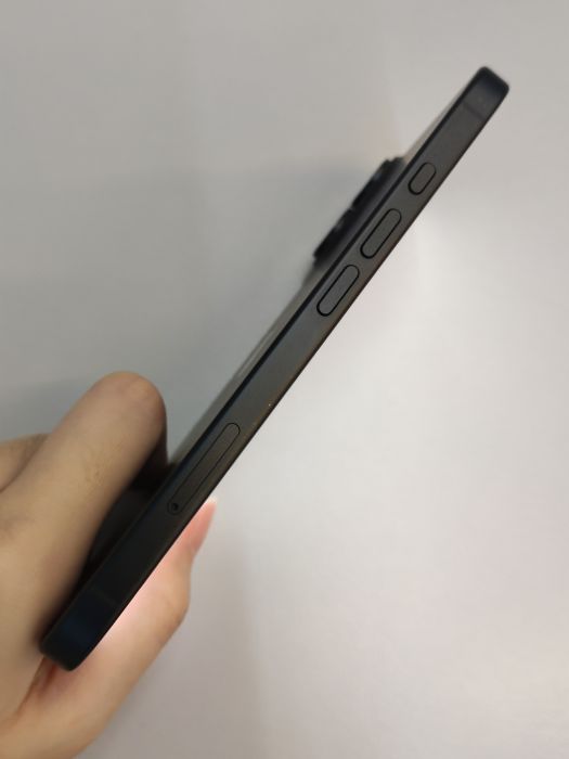 Apple iPhone 16 — photo 3 of 8