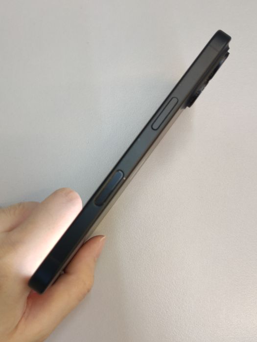 Apple iPhone 16 — photo 4 of 8