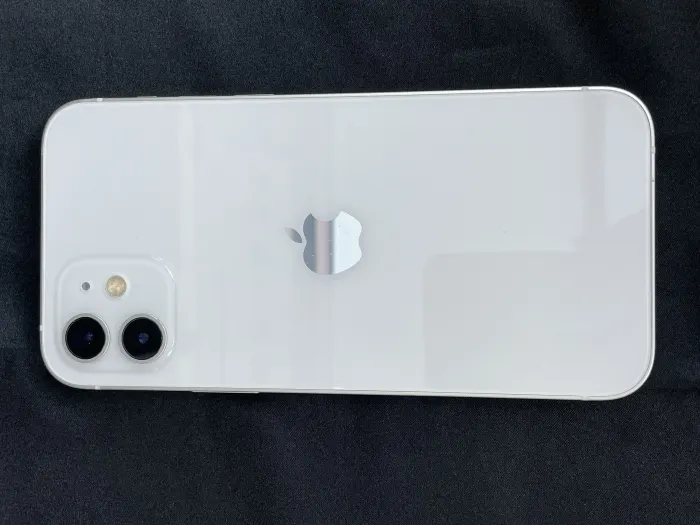 Apple iPhone 12 — photo 4 of 10