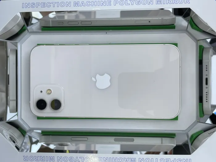 Apple iPhone 12 — photo 9 of 10
