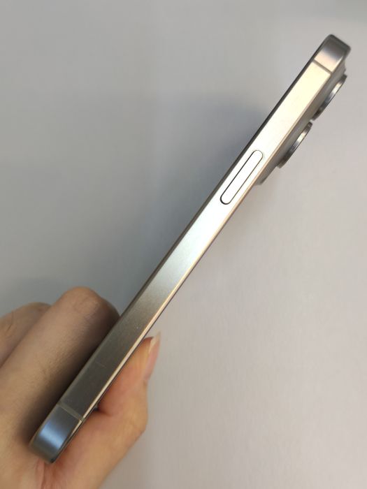 Apple iPhone 15 Pro — photo 6 of 10