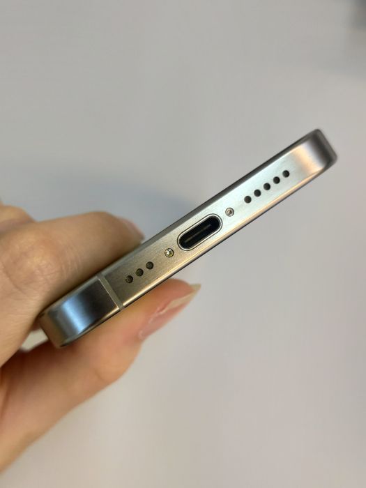 Apple iPhone 15 Pro — photo 7 of 10