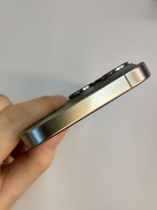 Apple iPhone 15 Pro — photo 8 of 10