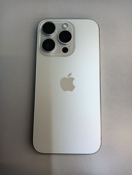 Apple iPhone 15 Pro — photo 3 of 10