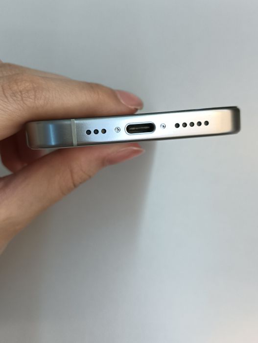 Apple iPhone 15 Pro — photo 6 of 10