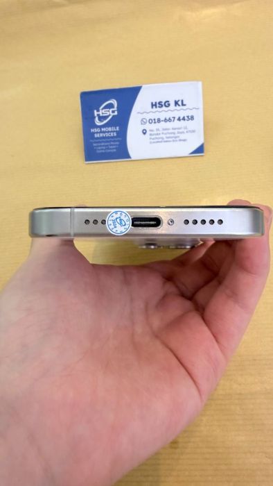 Apple iPhone 15 Pro — photo 3 of 9
