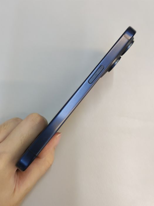 Apple iPhone 15 Pro — photo 6 of 10