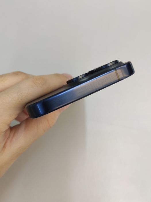 Apple iPhone 15 Pro — photo 8 of 10