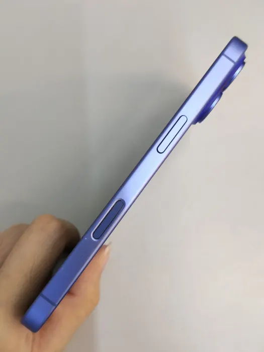 Apple iPhone 16 — photo 2 of 10