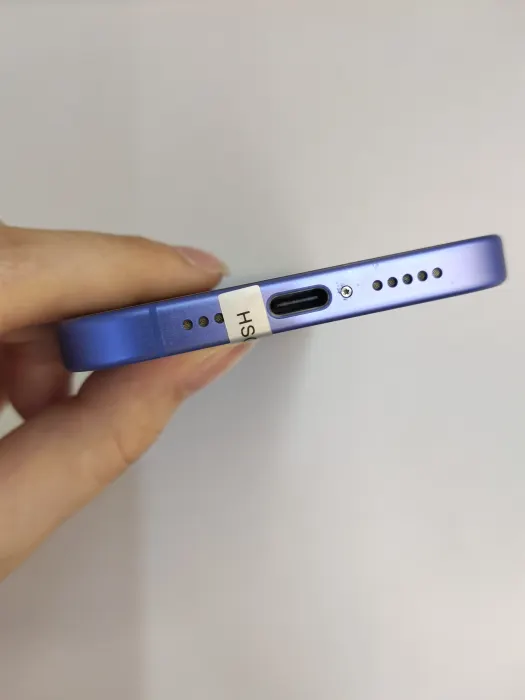 Apple iPhone 16 — photo 7 of 10