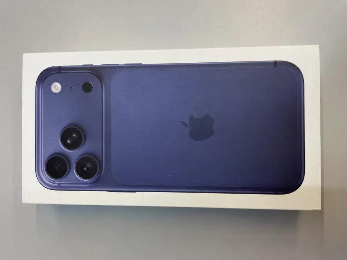 Apple iPhone 17 Pro Max — photo 1 of 2