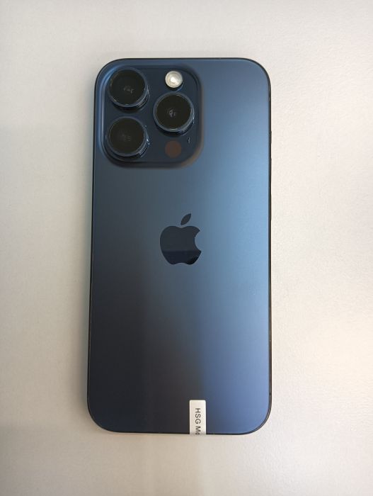 Apple iPhone 15 Pro — photo 3 of 11