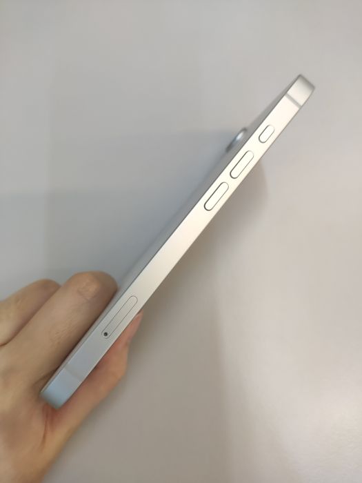 Apple iPhone 17e — photo 3 of 8