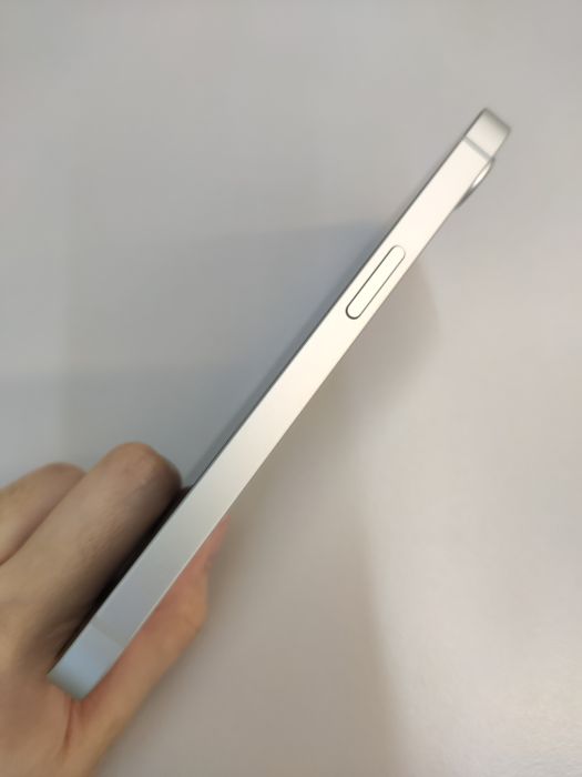 Apple iPhone 17e — photo 4 of 8