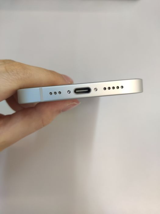 Apple iPhone 17e — photo 5 of 8