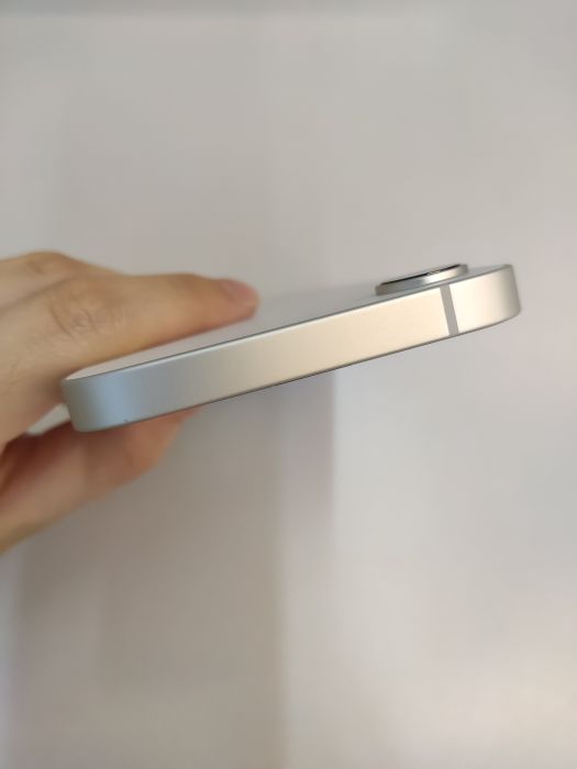 Apple iPhone 17e — photo 6 of 8