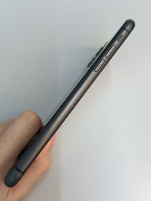 Apple iPhone 11 — photo 2 of 11