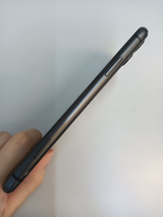 Apple iPhone 11 — photo 3 of 11