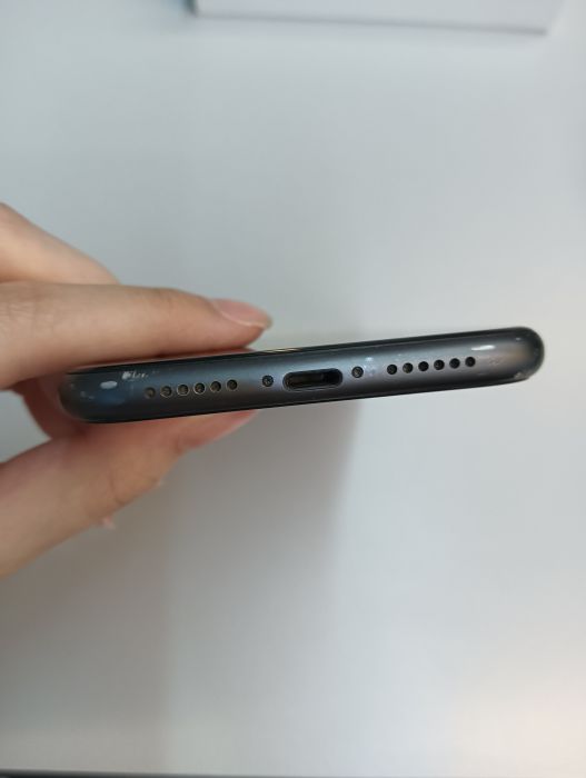 Apple iPhone 11 — photo 4 of 11