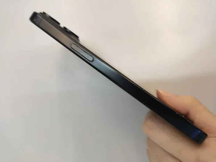 Apple iPhone 15 — photo 8 of 10