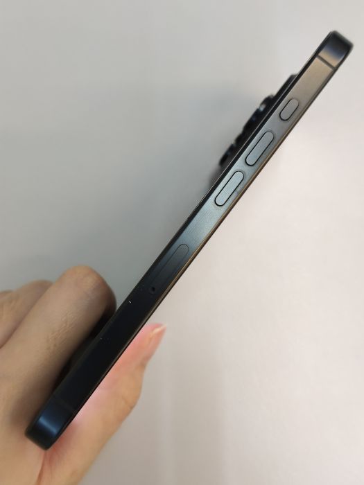 Apple iPhone 16 Pro — photo 3 of 8
