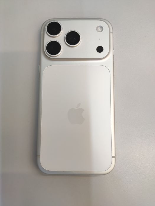 Apple iPhone 17 Pro — photo 2 of 8