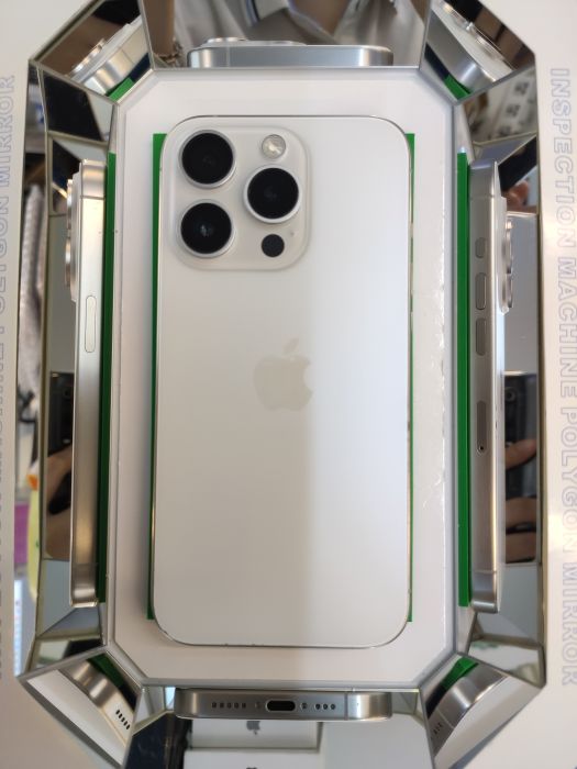Apple iPhone 15 Pro — photo 2 of 10