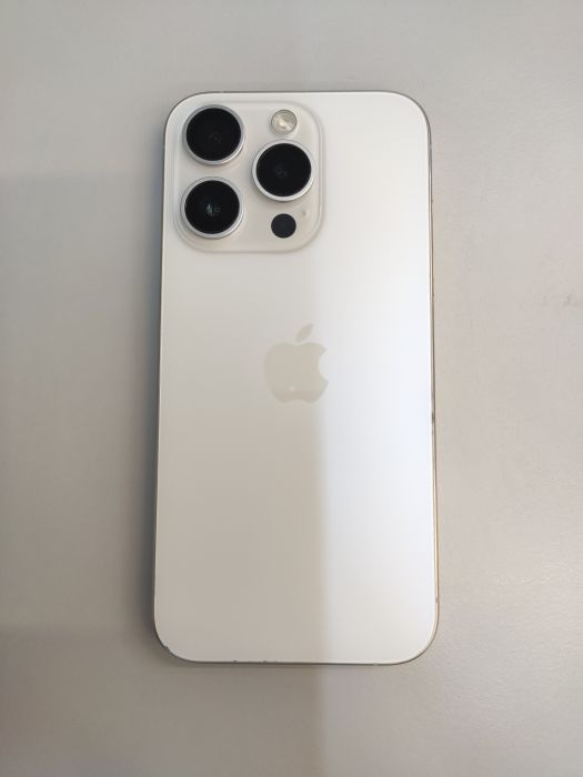 Apple iPhone 15 Pro — photo 4 of 10