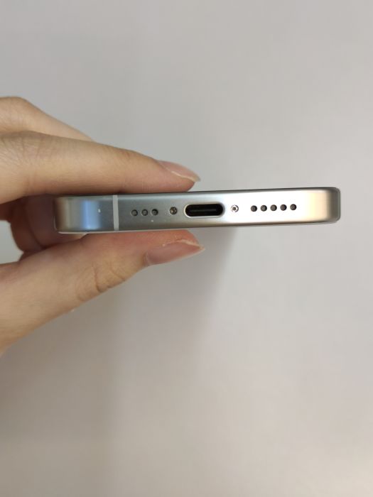 Apple iPhone 15 Pro — photo 7 of 10