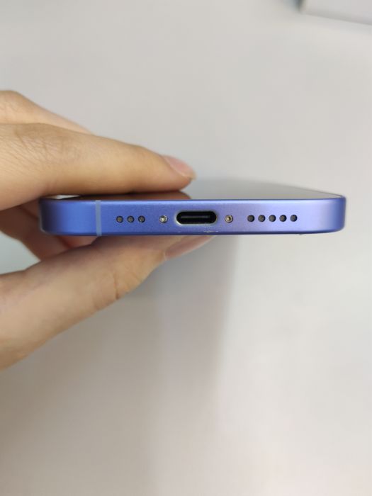 Apple iPhone 16 — photo 7 of 10