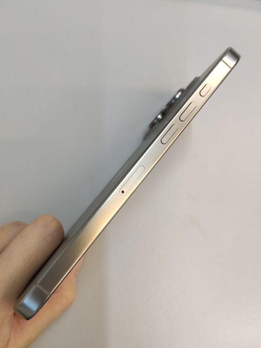 Apple iPhone 16 Pro Max — photo 5 of 10