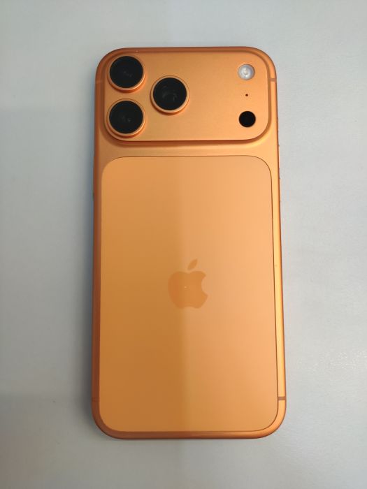 Apple iPhone 17 Pro Max — photo 2 of 10