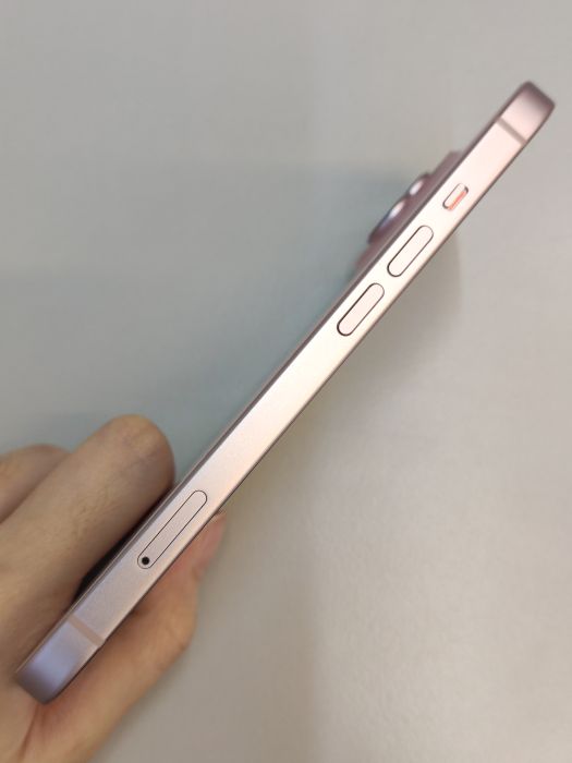 Apple iPhone 15 — photo 3 of 11