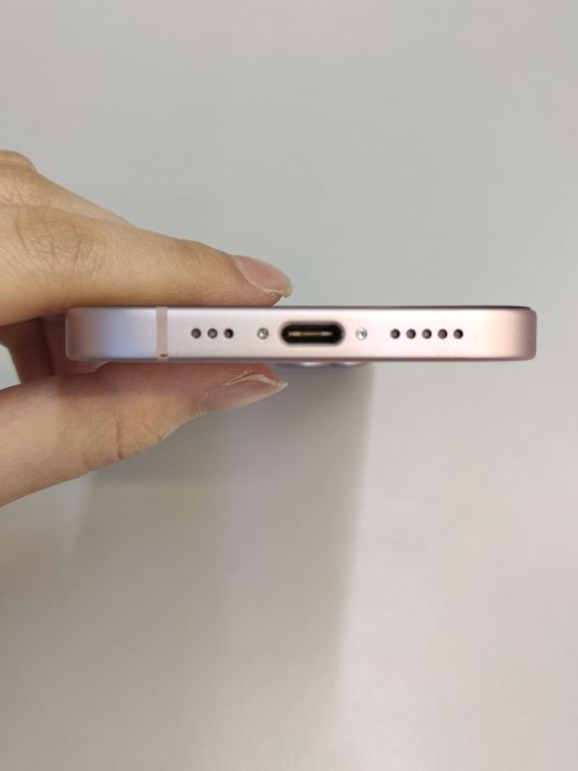 Apple iPhone 15 — photo 5 of 11