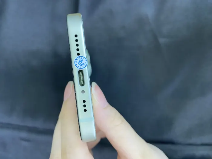 Apple iPhone 15 — photo 6 of 10