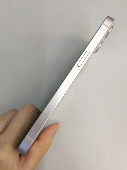 Apple iPhone 13 — photo 1 of 10