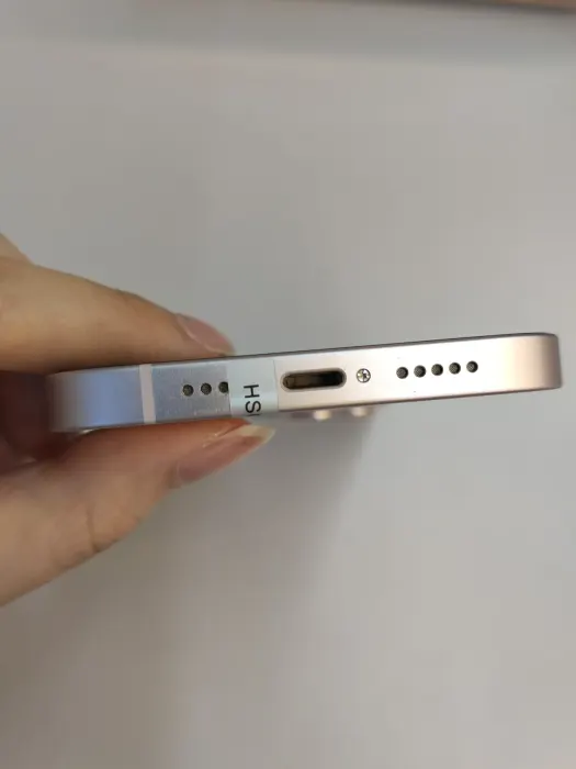 Apple iPhone 13 — photo 2 of 10