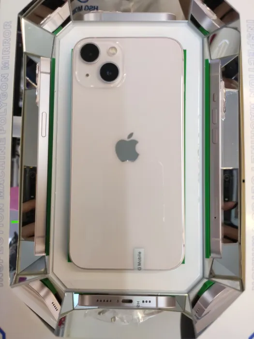 Apple iPhone 13 — photo 8 of 10