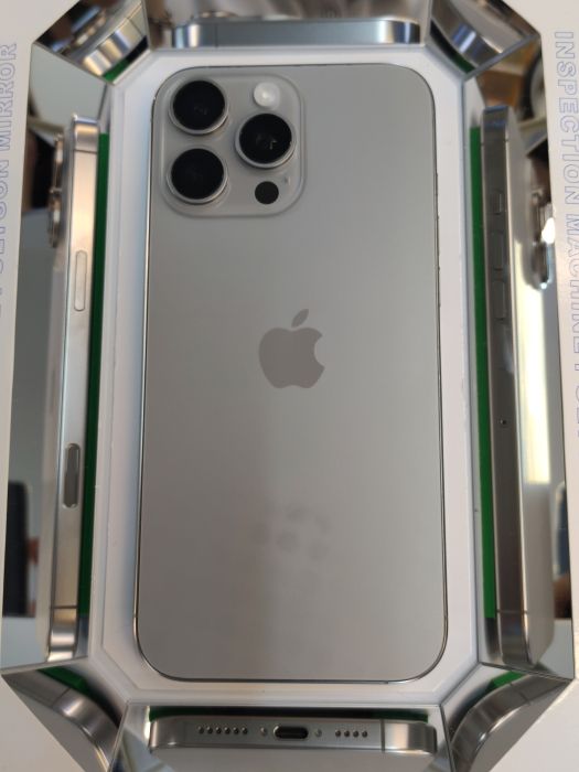 Apple iPhone 16 Pro Max — photo 2 of 10