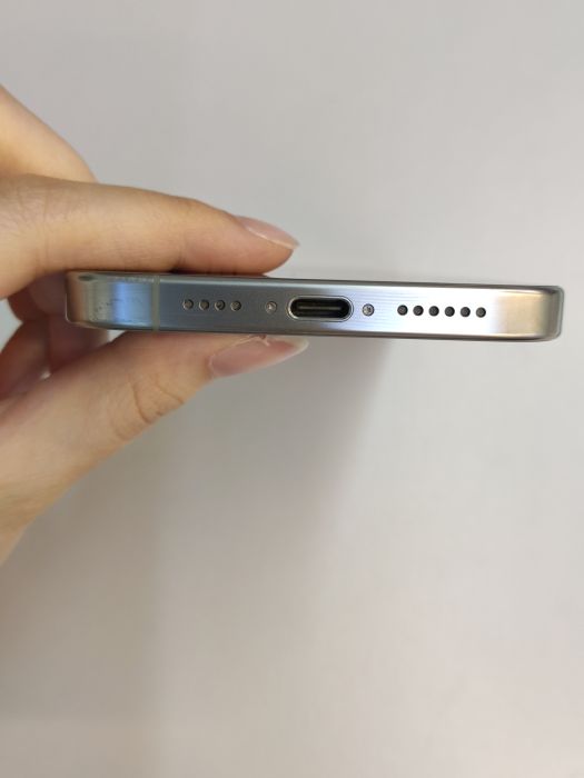 Apple iPhone 16 Pro Max — photo 7 of 10