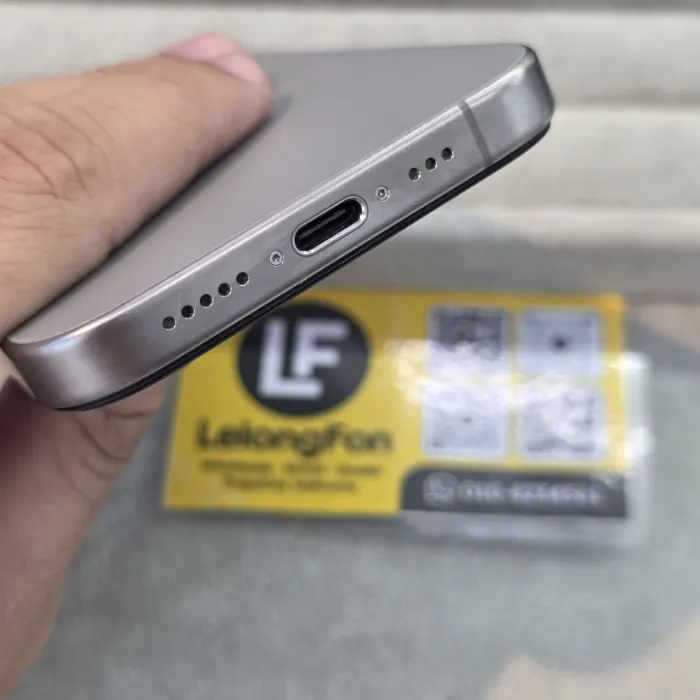 Apple iPhone 15 Pro — photo 7 of 8