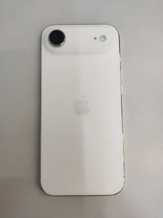 Apple iPhone 17 Air — photo 2 of 10
