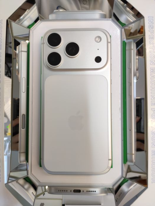 Apple iPhone 17 Pro — photo 2 of 10