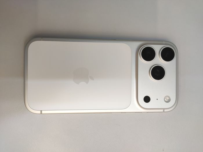 Apple iPhone 17 Pro — photo 4 of 10