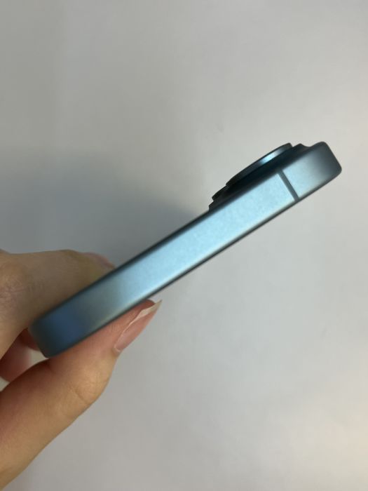 Apple iPhone 16 — photo 4 of 10