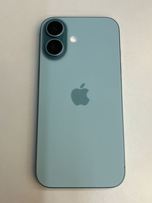 Apple iPhone 16 — photo 6 of 10