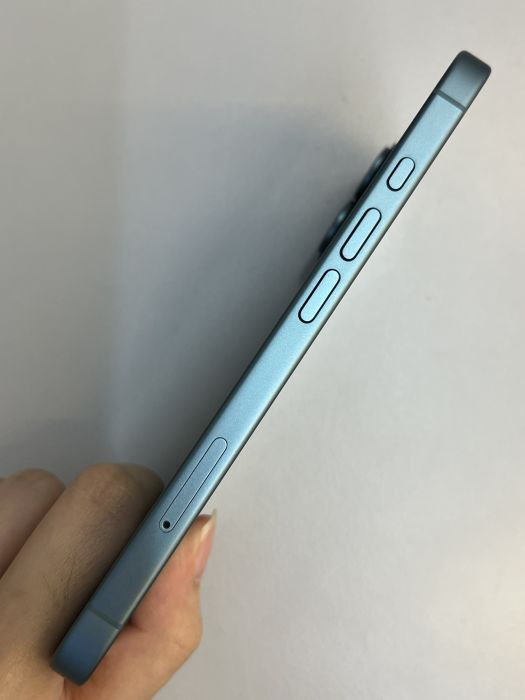 Apple iPhone 16 — photo 7 of 10