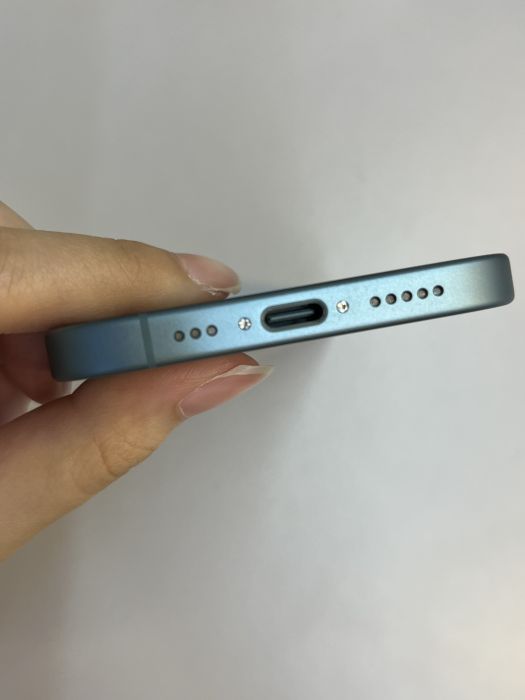 Apple iPhone 16 — photo 8 of 10