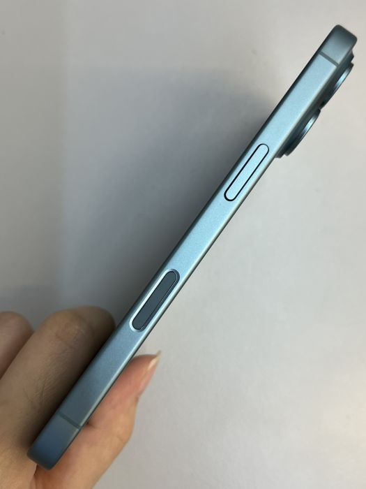 Apple iPhone 16 — photo 9 of 10