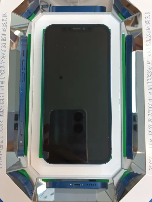 Apple iPhone 12 — photo 3 of 10